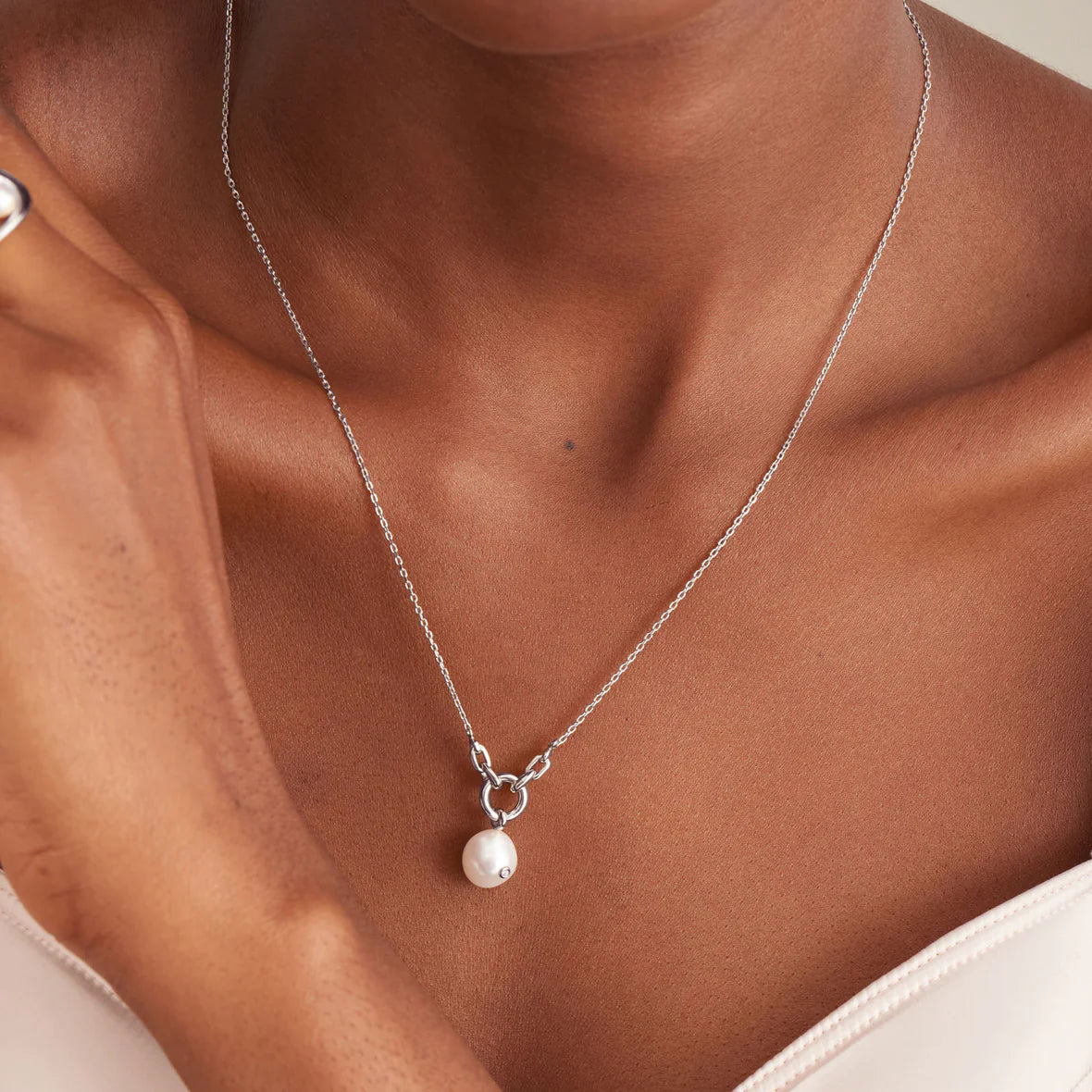 PEARL SPARKLE PENDANT NECKLACE