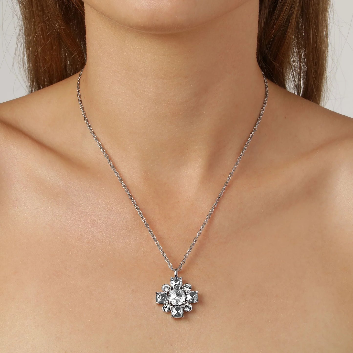 SASSI SHINY SILVER CRYSTAL NECKLACE